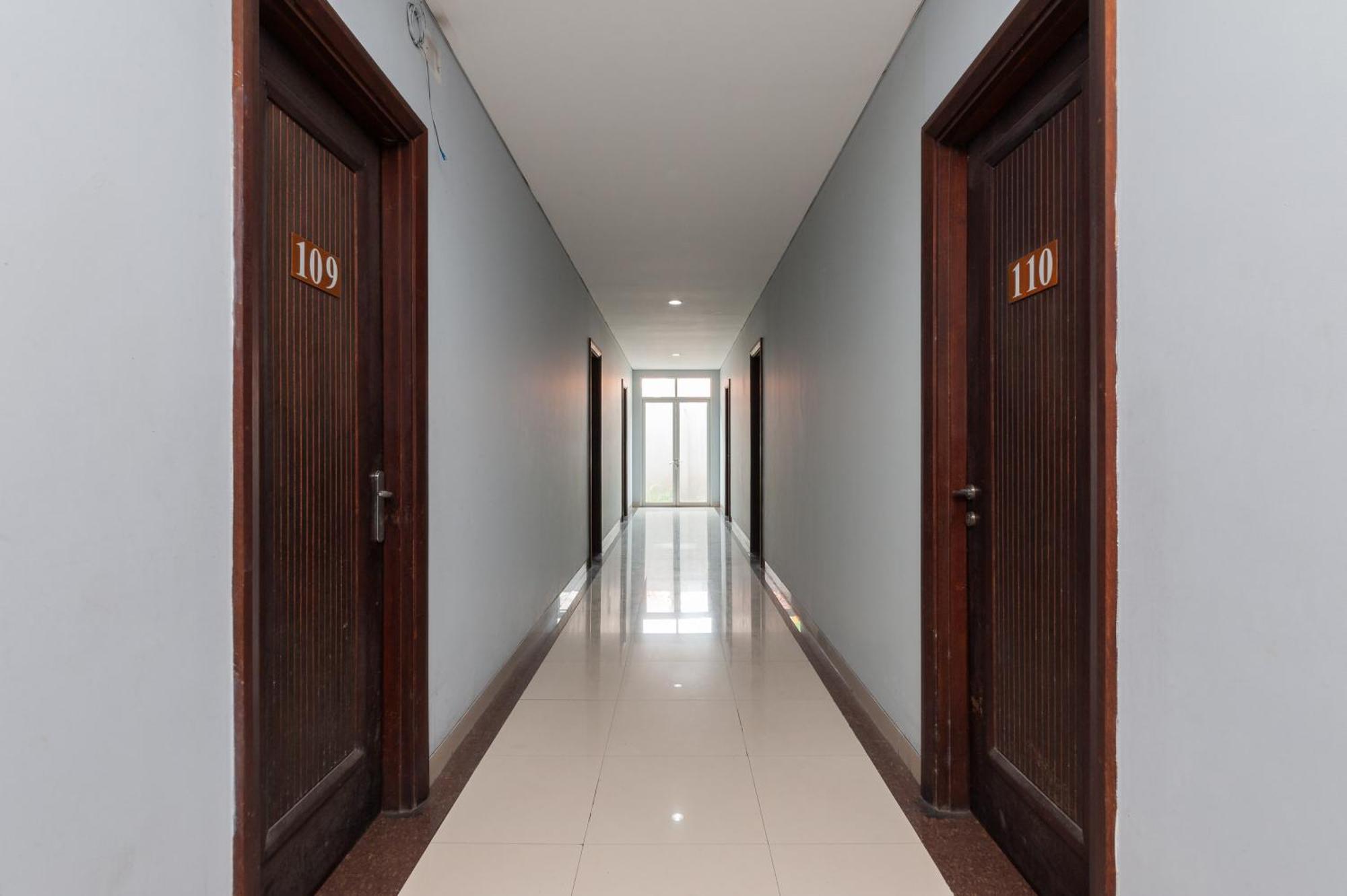 Reddoorz Plus Near Kelapa Dua Kebon Jeruk จาการ์ตา ภายนอก รูปภาพ