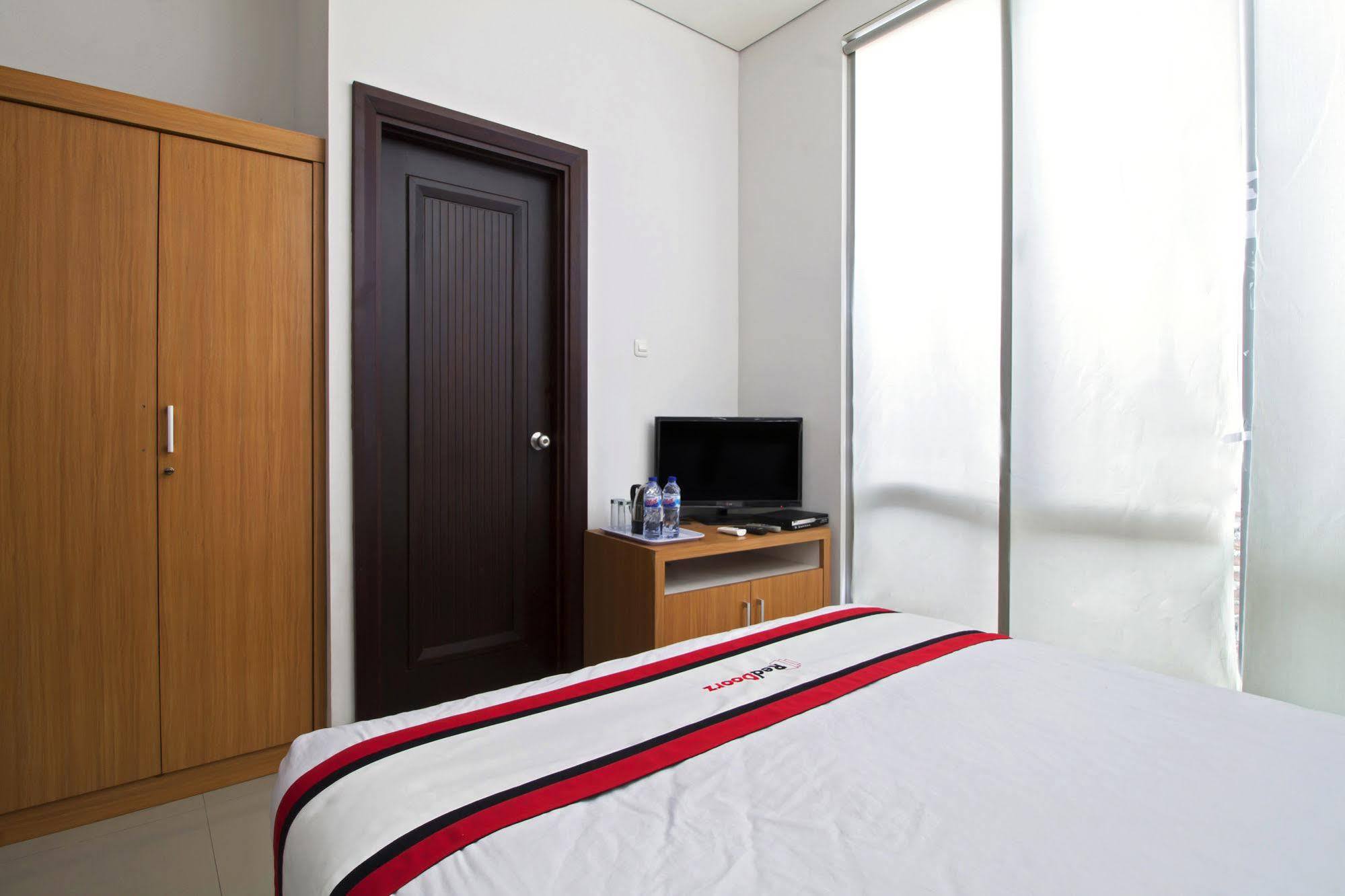 Reddoorz Plus Near Kelapa Dua Kebon Jeruk จาการ์ตา ภายนอก รูปภาพ