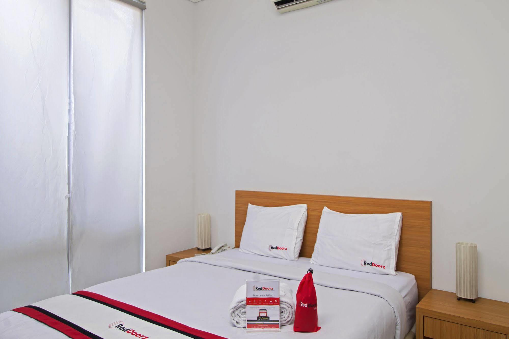 Reddoorz Plus Near Kelapa Dua Kebon Jeruk จาการ์ตา ภายนอก รูปภาพ